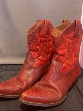 Rare Vintage Nine West Women’s Red Lizard Textured Western Ankle Boots